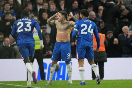 إنزو فرنانديز يحتفل بهدف الفوز لتشيلسي ضد وست هام في الدوري الإنجليزي