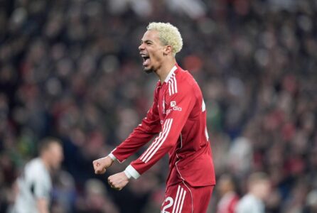 هوغو إيكيتيكي يحتفل بتسجيله هدفًا لصالح ليفربول في شباك نيوكاسل على ملعب أنفيلد