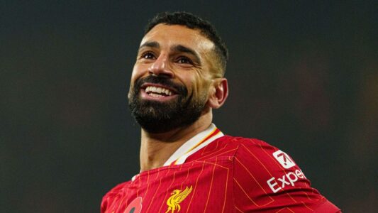 محمد صلاح يلوح لجماهير ليفربول في ملعب أنفيلد مودعًا فريقه بعد إعلان رحيله