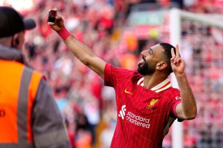 محمد صلاح يحتفل بهدف أسطوري بقميص ليفربول في ملعب آنفيلد
